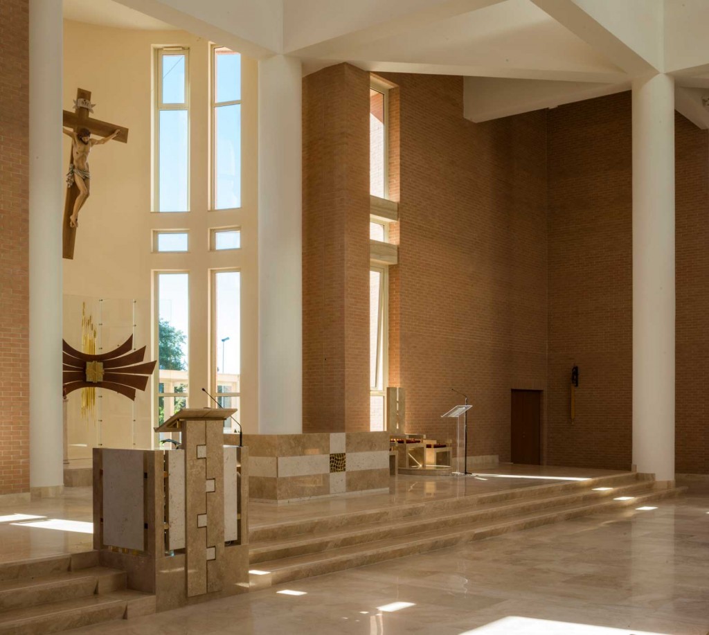 San Tommaso - Veduta dell'altare e degli arredi sacri