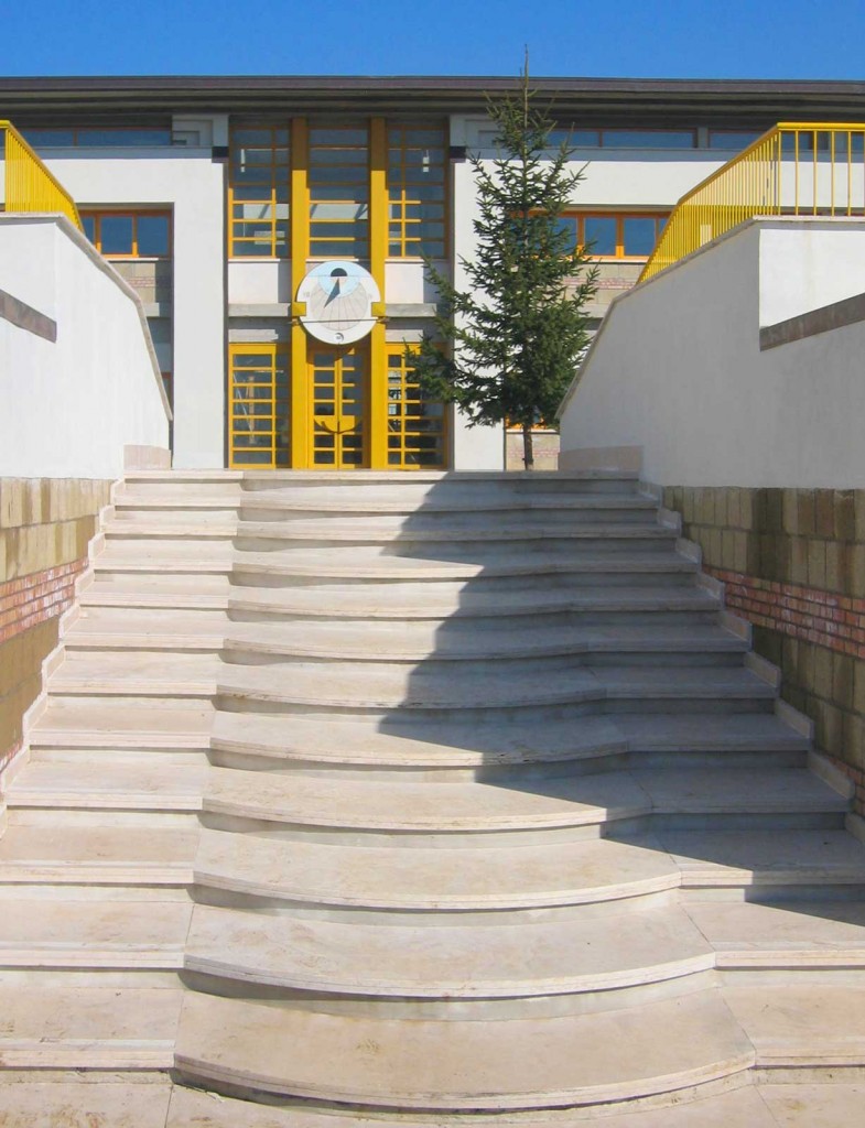 Scuola Media Pietro Metastasio - Dettaglio della scala esterna