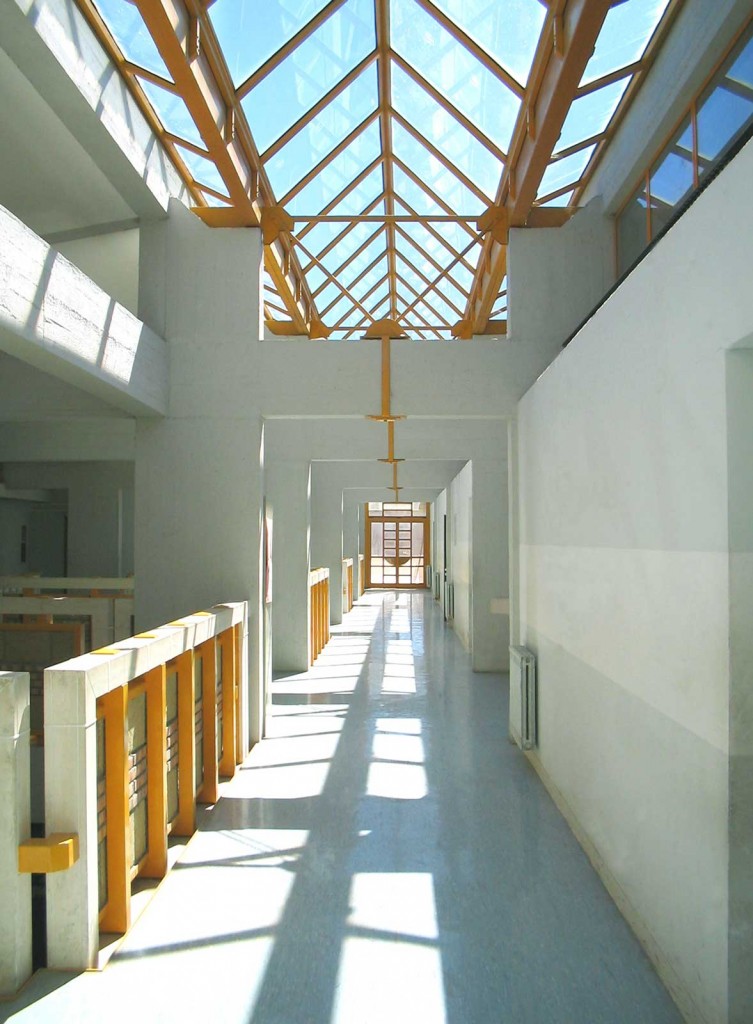 Scuola Media Pietro Metastasio - Veduta del corridioio delle aule