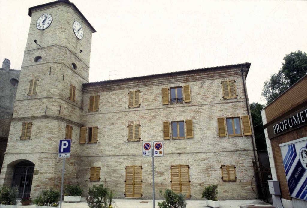 Torre dell'orologio - Veduta dalla piazza